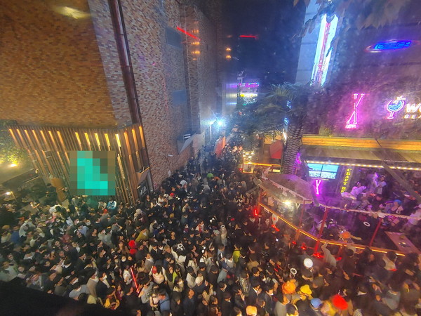 이태원에 운집한 핼러윈 축제 기간 중 참석 시민들이 골목에 운집한 장면(SNS캡처)