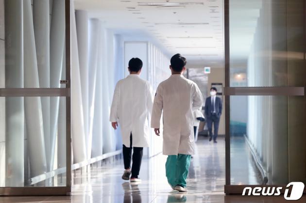 28일 서울 시내 한 대학병원에서 의료진이 발걸음을 옮기고 있다. /뉴스1 ⓒ News1 황기선 기자