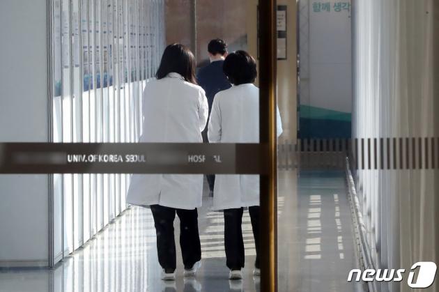 서울 시내 한 대학병원에서 의료진이 발걸음을 옮기고 있다. /뉴스1 ⓒ News1 황기선 기자
