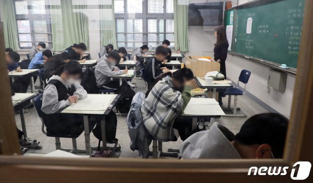 한 고등학교에서 3학년 학생들이 3월 전국연합학력평가를 치르고 있다. /뉴스1 ⓒ News1 사진공동취재단
