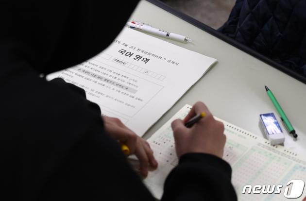 2023학년도 3월 고3 전국연합학력평가를 치르는 학생. /뉴스1 ⓒ News1 사진공동취재단