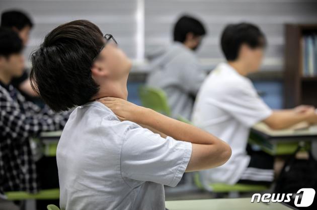 2024학년도 대학수학능력시험 전 마지막 모의평가가 실시된 6일 오전 서울 여의도고등학교에서 학생들이 시험 전 몸을 풀고 있다. 2023.9.6/뉴스1 ⓒ News1 사진공동취재단