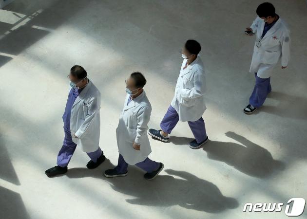 지난 15일 대구의 한 대학병원에서 의료진이 이동하고 있다. 2024.3.15/뉴스1 ⓒ News1 공정식 기자