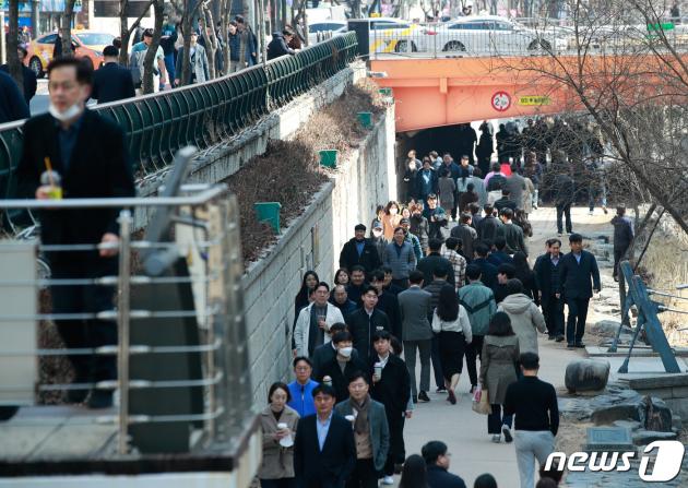 지난 3월6일 오후 서울 종로구 청계천에서 점심식사를 마친 직장인들이 산책하고 있다. 2023.3.6/뉴스1 ⓒ News1 안은나 기자